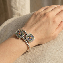 Charger l'image dans la galerie, Femme portant un bracelet kabye en argent 
