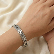 Charger l'image dans la galerie, Femme portant un bracelet kabye en argent 
