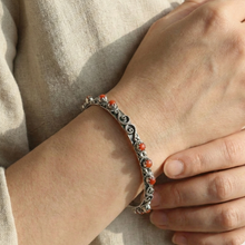 Charger l'image dans la galerie, Femme portant un bracelet kabye en argent et corail rouge
