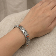 Charger l'image dans la galerie, Femme portant un bracelet kabye en argent et corail rouge 
