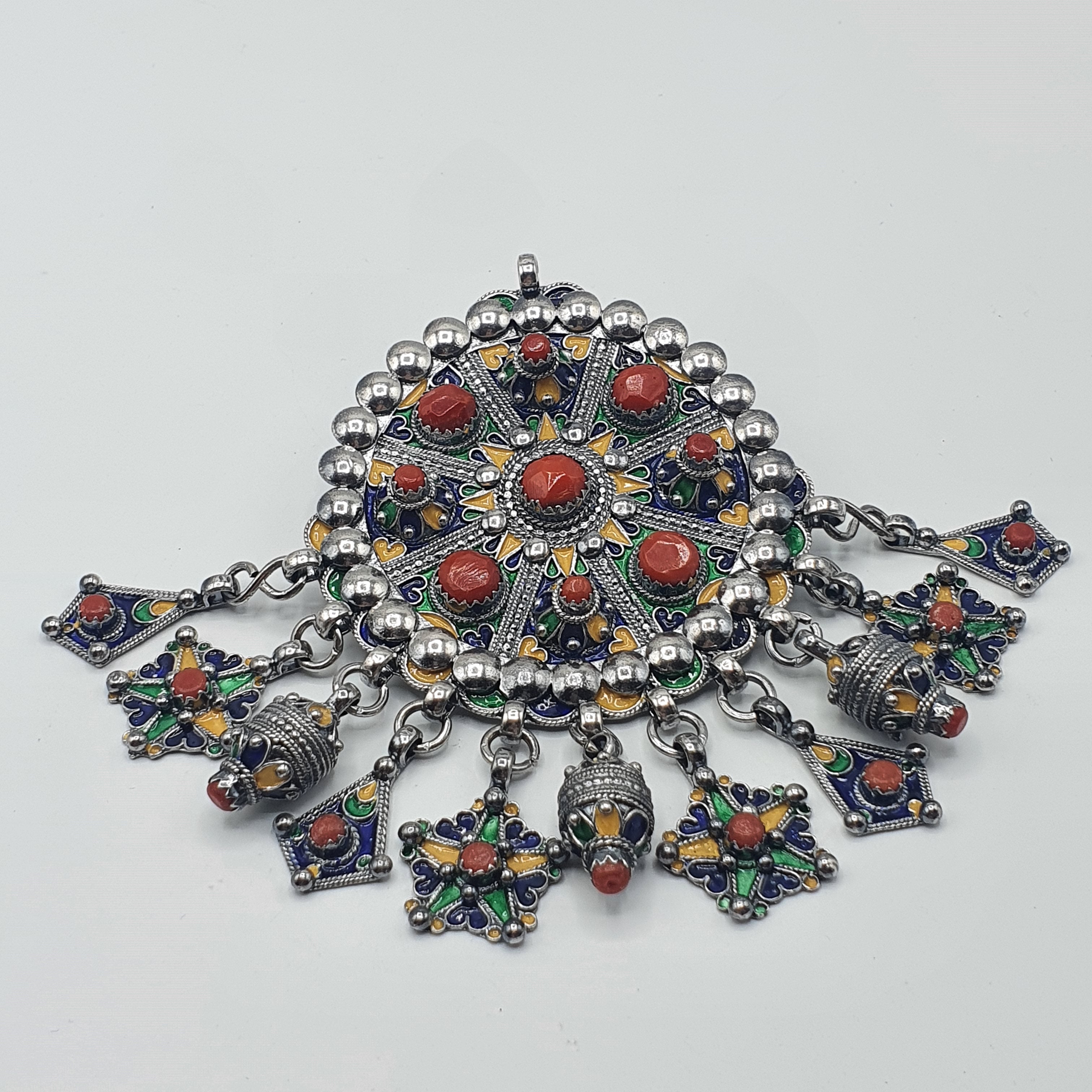 Broche Kabyle Fantaisie Argentée – Bijou Berbère Rouge Traditionnel Broche Kabyle Fantaisie Argentée – Bijou Berbère Rouge Traditionnel