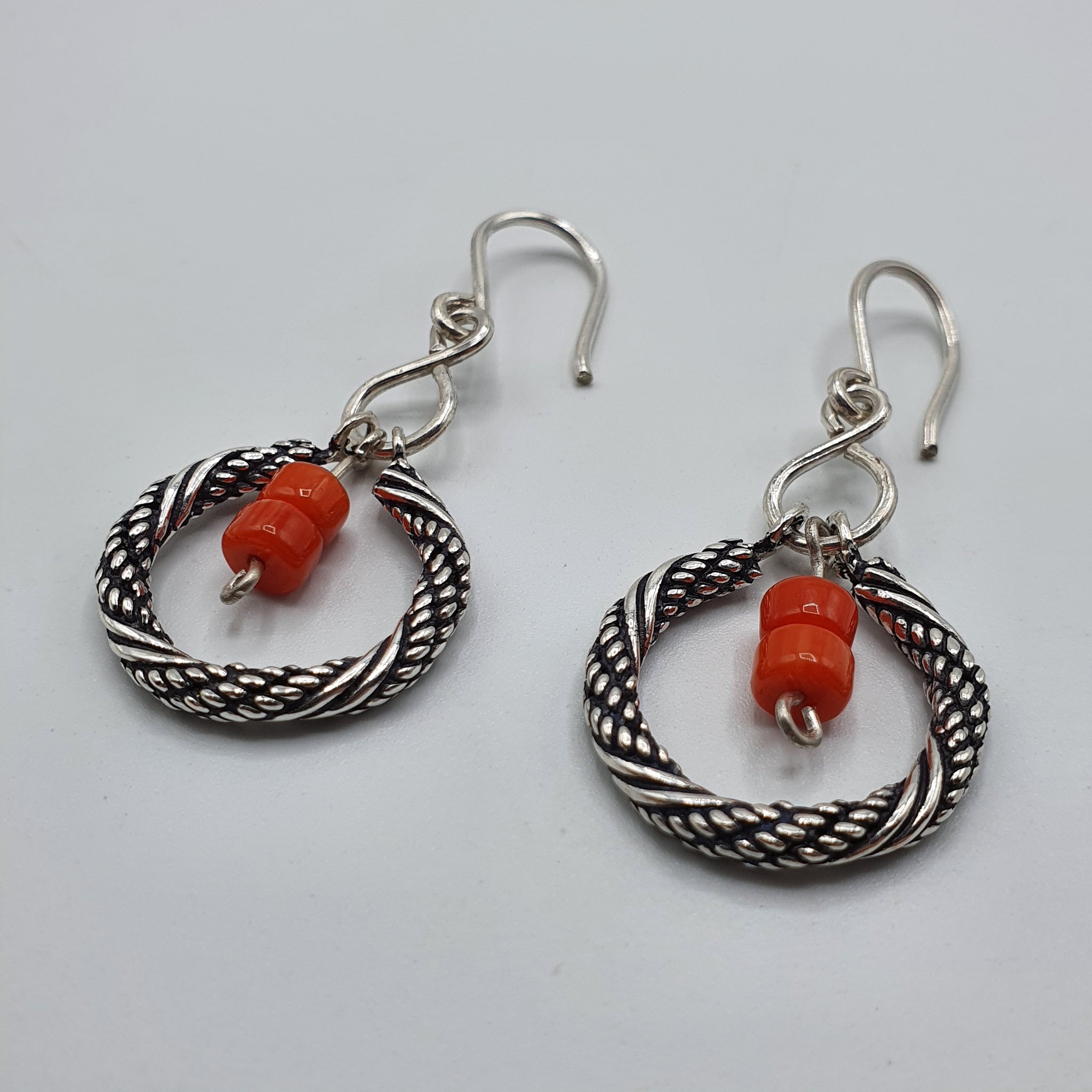 Boucles D'oreilles En Argent Massif Avec Corail Rouge Traditionnel
